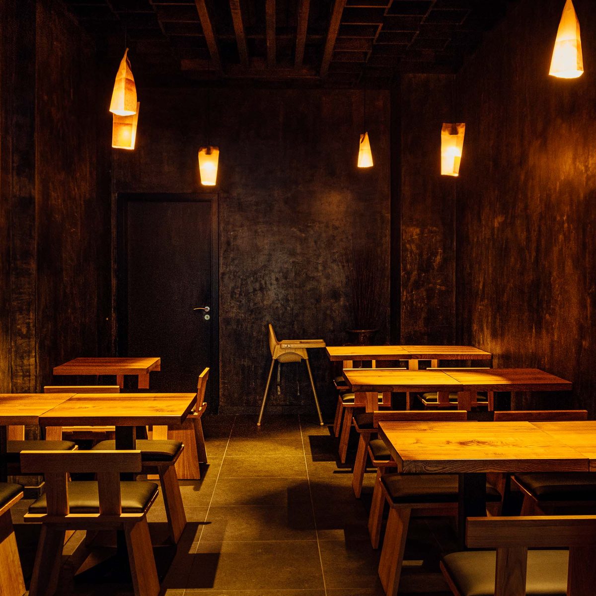 Feel-Good Ambiente mit Papierlampen und warmem Licht bei IMAKI Sushi & Ramen