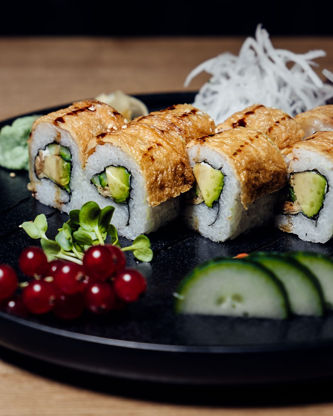 Cali Spicy Uramaki mit flambiertem Lachs