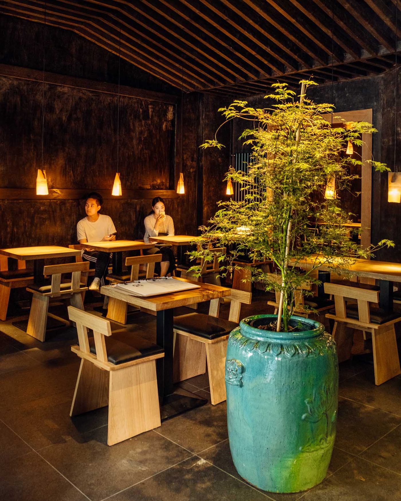 Warmes Ambiente zum Feiern bei IMAKI Sushi & Ramen Berlin
