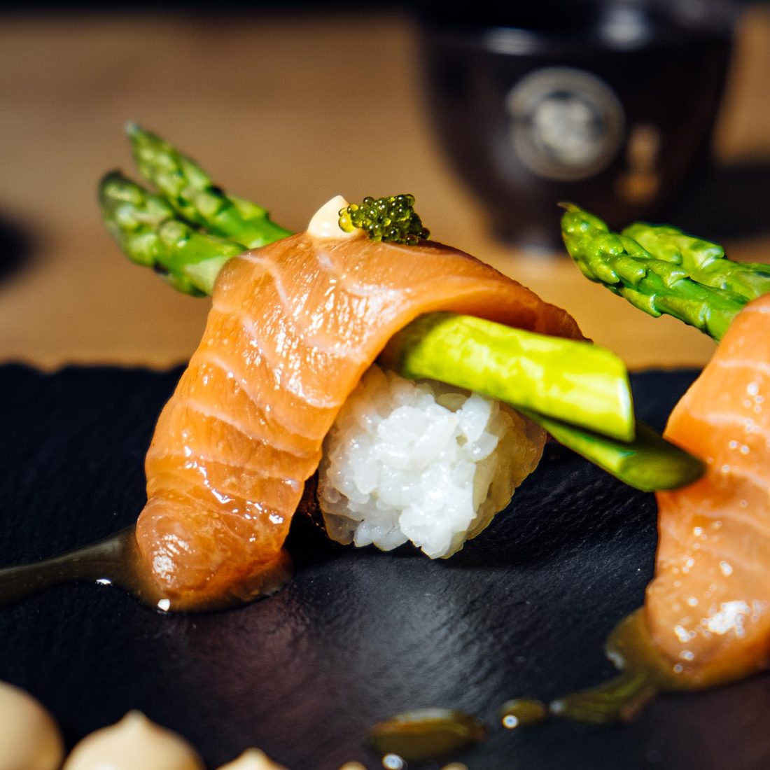 Lachs-Nigiri mit Spargel – IMAKI Sushi & Ramen Berlin