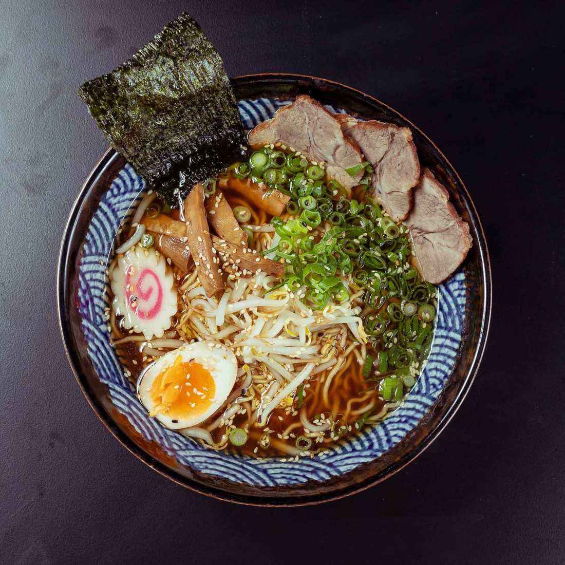Ramen-Bowl mit Ei, Chashu und Menma – IMAKI Sushi & Ramen