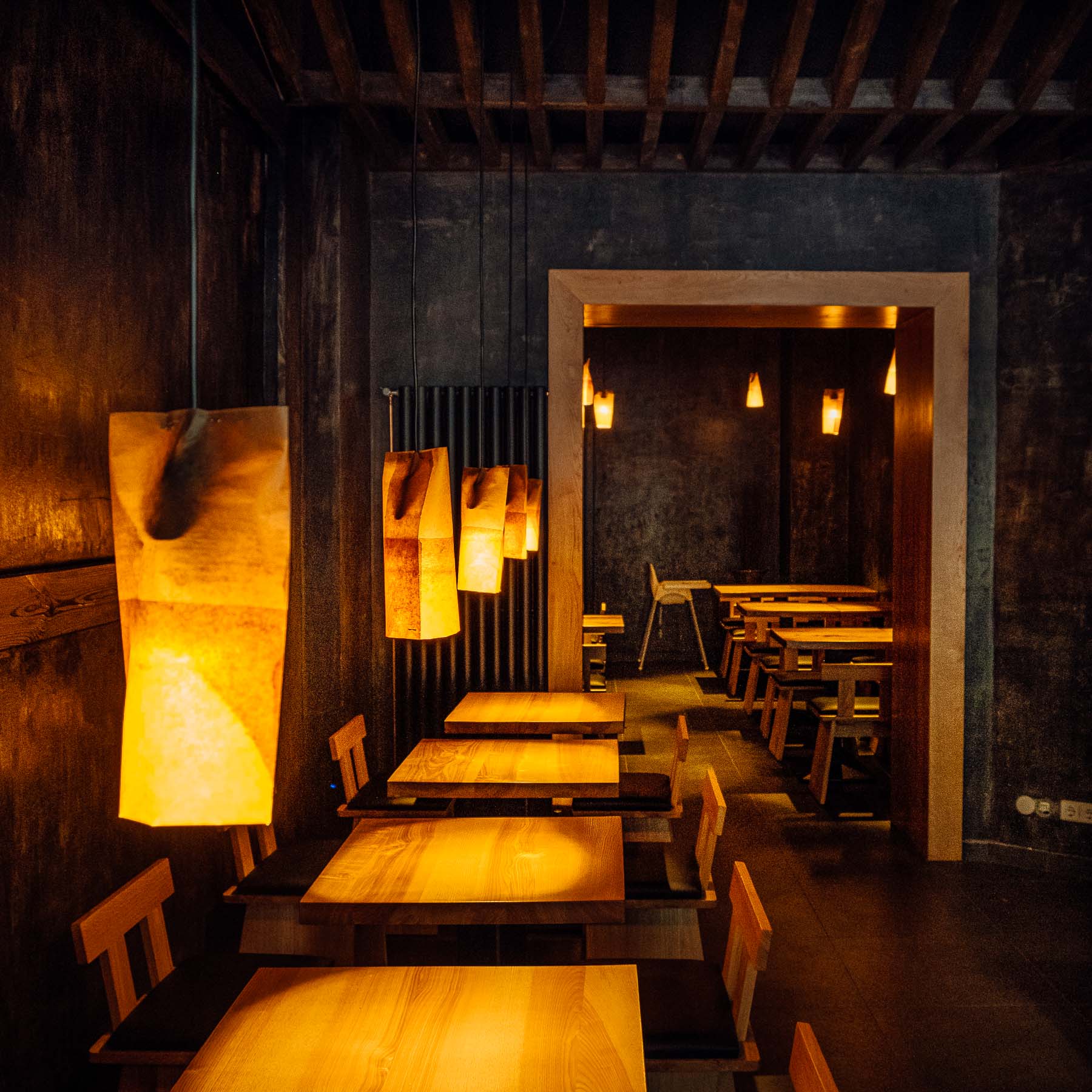 Izakaya-Atmosphäre mit Papierlampen